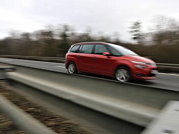 Ein entgegenkommendes Fahrzeug hat eine 19&ndash;J&auml;hrige am Freitagnachmittag auf der B 303 &uuml;bersehen. H&ouml;he Hofheim in Unterfranken krachte es. Symbolfoto: Ferdinand Merzbach