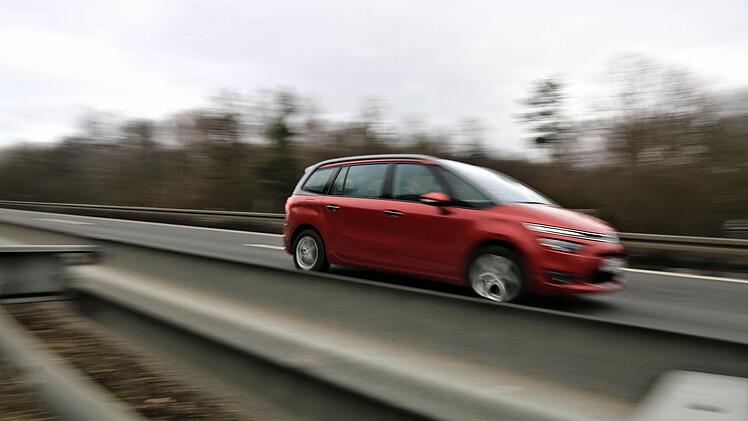 Ein entgegenkommendes Fahrzeug hat eine 19&ndash;J&auml;hrige am Freitagnachmittag auf der B 303 &uuml;bersehen. H&ouml;he Hofheim in Unterfranken krachte es. Symbolfoto: Ferdinand Merzbach