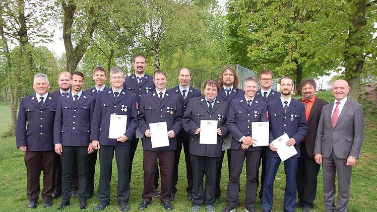 Wolfgang Beck, Jürgen Volkmuth, Christian Greb, Holger Schmitt, Jürgen Zimmermann, Matthias Wolf, Frank Becher, Christoph Büchs und Oliver Grunert  wurde für  25 Jahre ehrenamtlichen Dienst als Feuerwehrmann geehrt. Foto: Manfred Mellenthin