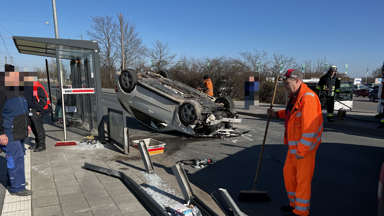 Nürnberg: PKW prallt gegen Bushaltestelle und überschlägt sich
