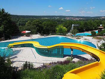 Die Stadt Bad Kissingen plant, dieses Jahr das  Wasser im Terrassenschwimmbad auf die gewohnten 24 Grad zu erwärmen. Foto: Mario Selzer