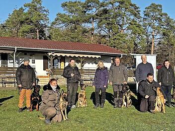 Bild von links: Edgar Schmitt mit Hannah von Hoch Raiffeisen (IGP1), Dominik Grümpel mit Arkan vom Kruzfix (IGBH1), Marcella Kiran mit Sira (IGBH1), Laura Koslowski mit Duke (Sachkunde), Prüfungsleiterin Tanja Kaiser, Olaf Kaiser mit Gaijo vom Kai...