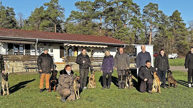 Bild von links: Edgar Schmitt mit Hannah von Hoch Raiffeisen (IGP1), Dominik Grümpel mit Arkan vom Kruzfix (IGBH1), Marcella Kiran mit Sira (IGBH1), Laura Koslowski mit Duke (Sachkunde), Prüfungsleiterin Tanja Kaiser, Olaf Kaiser mit Gaijo vom Kai...