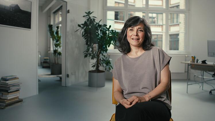 Journalistin und Deutsch-T&uuml;rkin &Ouml;zlem Top&ccedil;u arbeitet unter anderem f&uuml;r den "Spiegel". Im Interview reflektiert sie das schwierige Verh&auml;ltnis zwischen Mesut &Ouml;zil und Deutschland.