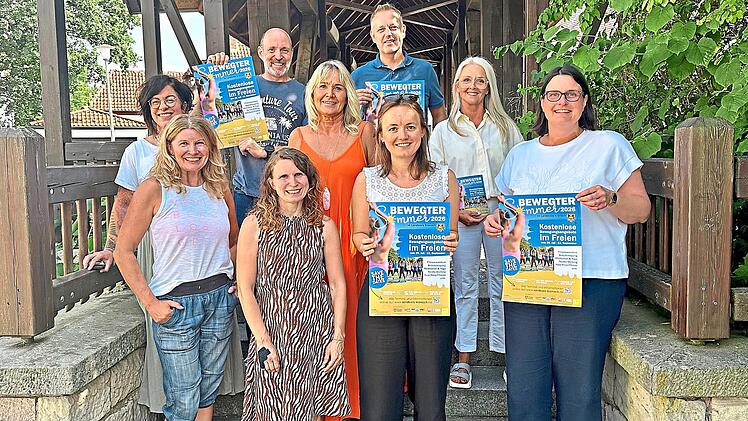 Freude &uuml;ber den Start des &bdquo;Bewegten Sommers&ldquo;, v.l. (vorne) Christel Beez (TSV Stockheim), Dr. Jessica Scholz, Andrea Hahn (Gesundheitsamt Kronach), Annegret Kestler (VHS), Mitte: Kristina Fritz (Mobile Jugendarbeit im Landkreis), Silvia Werner, El...