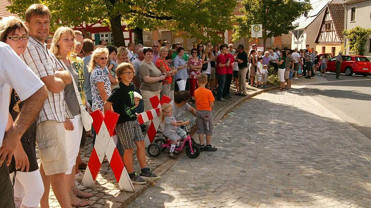 Zahlreiche Zuschauer standen am Wegesrand.