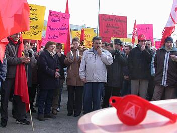 Im Jahr 2005 haben die Mitarbeiter von Fehrer vor dem Firmensitz demonstriert. So weit ist es noch nicht. Aber die Angst um Arbeitsplätze geht um.  Foto: Archiv