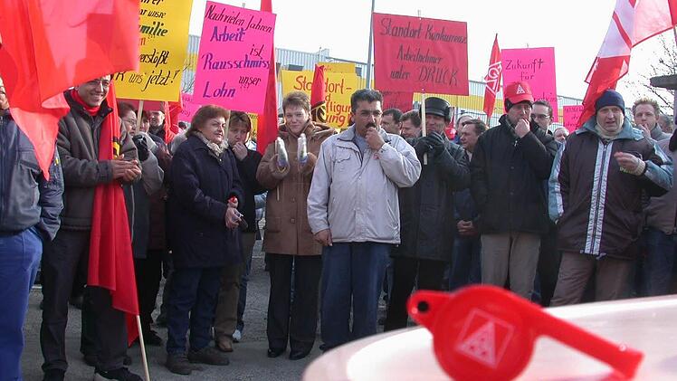 Im Jahr 2005 haben die Mitarbeiter von Fehrer vor dem Firmensitz demonstriert. So weit ist es noch nicht. Aber die Angst um Arbeitsplätze geht um.  Foto: Archiv