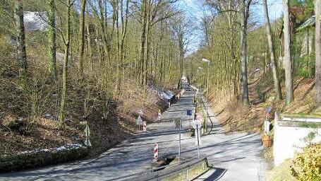 So sieht es zur Zeit aus, wenn man von der Wolfskehle in Richtung Obere Stadt schaut. In diesem Abschnitt soll der Taleinschnitt aufgefüllt werden - was auch den Hang stabilisiert.
