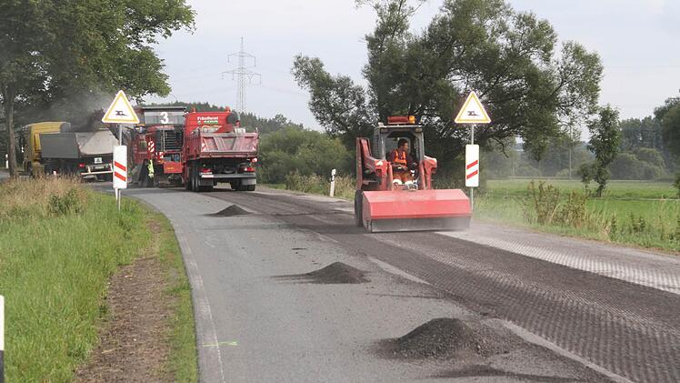 Auch an der Ziegelhütte sind die Fräsarbeiten in vollem Gange - nur über die Industriestraße besteht die Möglichkeit, in die Stadt zu kommen, doch dort werden die Kanaldeckel ausgetauscht.