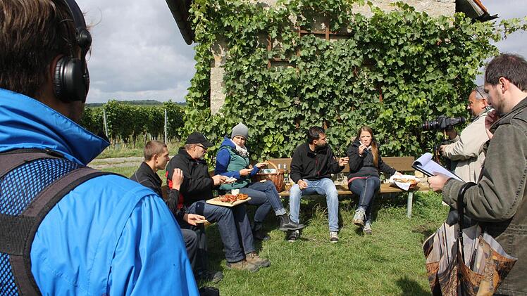 Der Filmcrew mit Tonmann Mischka, Regisseur Alex und Produktionsleiter Markus läuft beim Anblick der Brotzeit das Wasser im Munde zusammen - Nicolai, Reiner und Martin probieren gerne die Leckereien, die Eva (rechts) zusammen mit Barbara Bonisolli gezaubert hat. Fotos: Julia Riegler