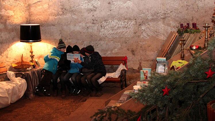 In der Schlossscheune waren gemütliche Ecken eingerichtet zum Bummeln und zum Lesen. Das Christkind kommt mit seinem Gefolge auf einer Kutsche.  Fotos: Johanna Blum