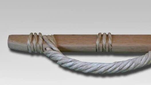 Alles abbaubar: Mit diesen Griffen aus Holz und Papierschnur werden die Bio-Särge getragen.