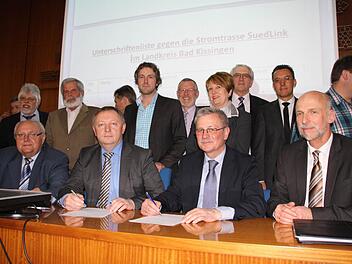 Bürgermeister Siegfried Erhard (vorne, von links), Landrat Thomas Bold und Bürgermeister Gotthard Schlereth gehörten zu den ersten, die ihren Namen unter die Unterschriftenaktion setzten. Fotos: Ralf Ruppert