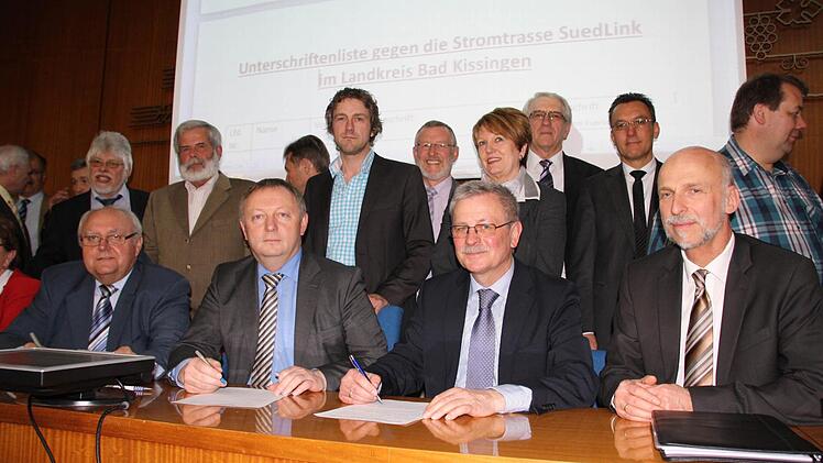 Bürgermeister Siegfried Erhard (vorne, von links), Landrat Thomas Bold und Bürgermeister Gotthard Schlereth gehörten zu den ersten, die ihren Namen unter die Unterschriftenaktion setzten. Fotos: Ralf Ruppert