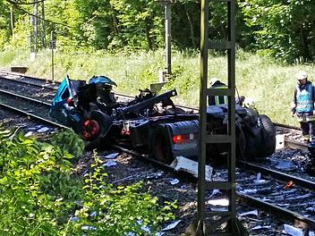Der Fahrer dieses Lkw starb, als eine Lok bei Oberasbach an einem Bahnübergang gegen den Transporter prallte. Foto: News5 / Weier
