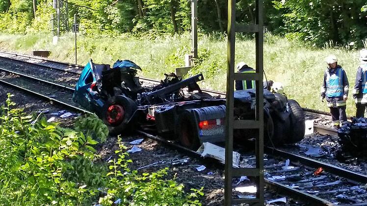 Der Fahrer dieses Lkw starb, als eine Lok bei Oberasbach an einem Bahnübergang gegen den Transporter prallte. Foto: News5 / Weier