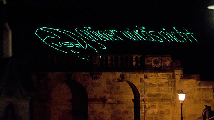 Die VSG Coburg-Grub war bei der der Museumsnacht mit einer Leuchtschrift über den Arkaden vertreten. Motto "Grüner wird's nicht".