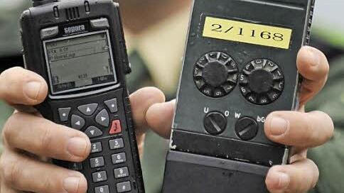 Kleiner und leistungsstärker sind die neuen Funkgeräte (links, rechts ein altes Modell). Foto: dpa