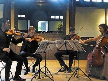 Als wäre ein Designer am Werk gewesen: Passend zur Umgebung musizierten Xiaoming Wang (1. Violine), Sebastian Bohren (2. Violine), Lech Antonio Uszynski (Viola) und Maja Weber (Violoncello) auf guten alten Gartenklappstühlen - also gar nicht so unbequem. Foto: Ahnert