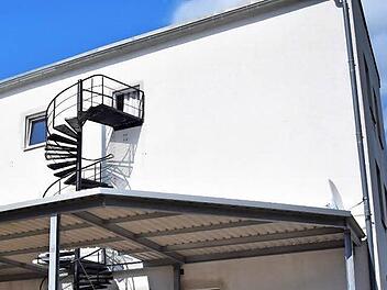Ein verschwundener Balkon und eine neue Fluchttreppe sind zum Schauplatz der Debatte um die Qualität der Asylbewerberunterkünfte im Landkreis geworden. Foto: Ronald Rinklef
