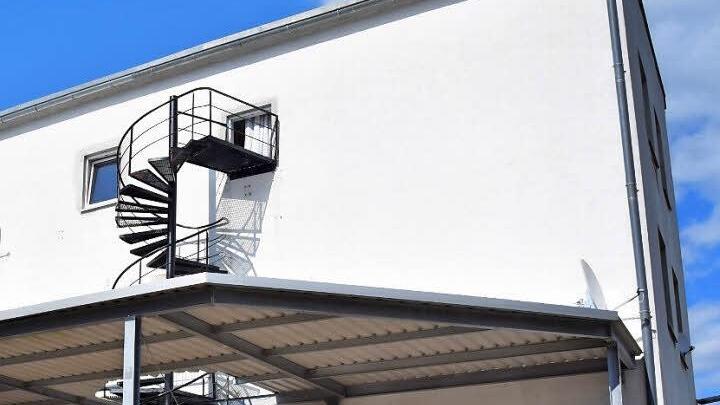 Ein verschwundener Balkon und eine neue Fluchttreppe sind zum Schauplatz der Debatte um die Qualität der Asylbewerberunterkünfte im Landkreis geworden. Foto: Ronald Rinklef