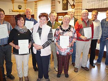Ehrungen für bewährte Kraftfahrer. Das Bild zeigt (von links) Helmut Rößner, Renate Hartmann, Hans Krahmann, Imelda Krämer, Albert Bauer, Helga Hartmann, Ernst Dettmer und Peter Kuhr mit Geschäftsführer Herbert Lamatsch und Vorsitzendem Tim Haueisen. Foto: Eckert