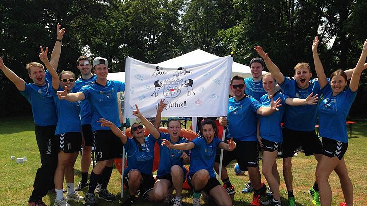 Die "Pow Wow Power Players" feierten ihre zehnte Teilnahme gebührend.  Foto: Daniel Ruppert