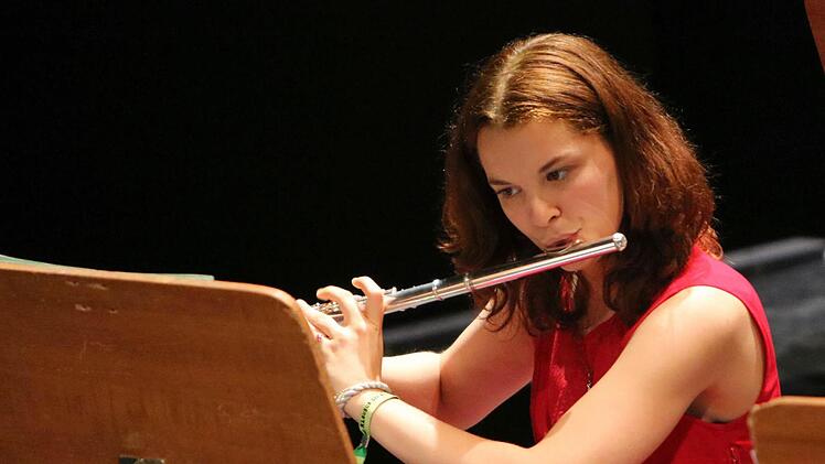 Junge Talente aus der Region und Profis des Philharmonischen Orchester musizierten zusammen beim "Concert for Kids" unter Leitung von Dominik Tremel im Landestheater Coburg. Foto: Jochen Berger