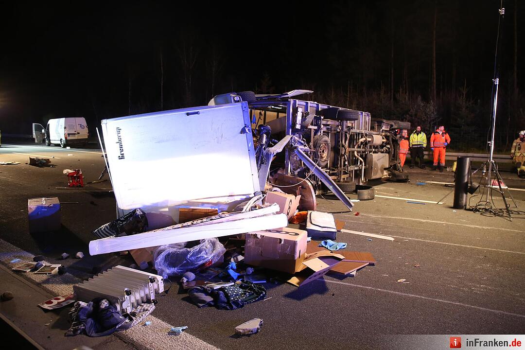 Überholmannöver misslungen: Sprinter streift Kleinlaster beim Einscheren - Kleinlaster kracht in Mittelleitplanke, stürzt um und bleibt quer zur Fahrbahn liegen