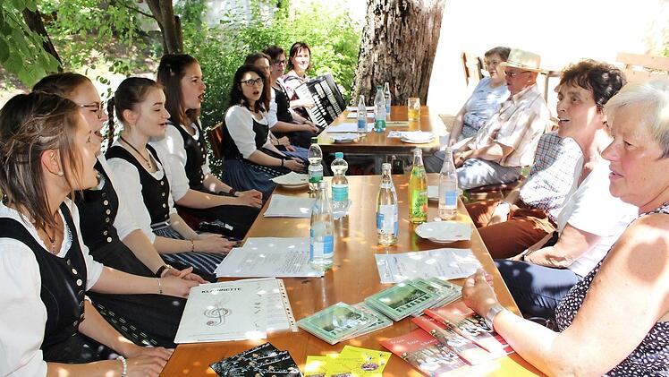 Eschenbacher Madla singen mit Höchstadtern am Kirchners-Häusla.