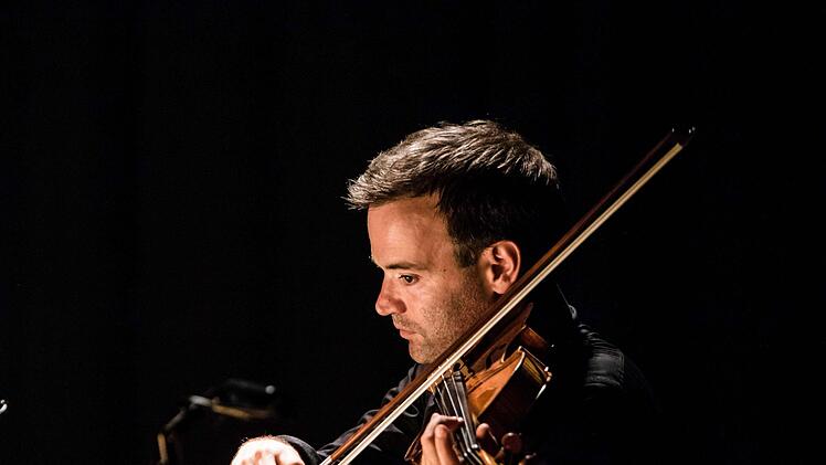 Das Philharmonische Quartett München, die Harfenistin Teresa Zimmermannund Egbert Tholl als Sprecher interpretierten "Die Maske des roten Todes" von Edgar Allen Poe in der Vertonung von André Caplet.Foto: Jochen Berger