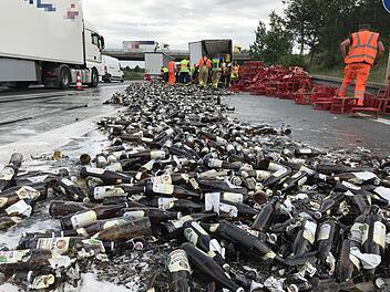 Sattelzug mit Leergut auf A3 bei Höchstadt umgekippt