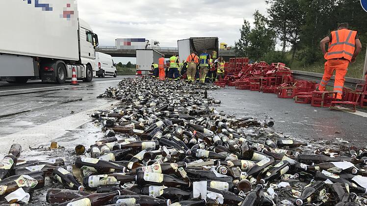 Laster verliert Ladung: Bier verteilt sich auf B4 bei Creidlitz