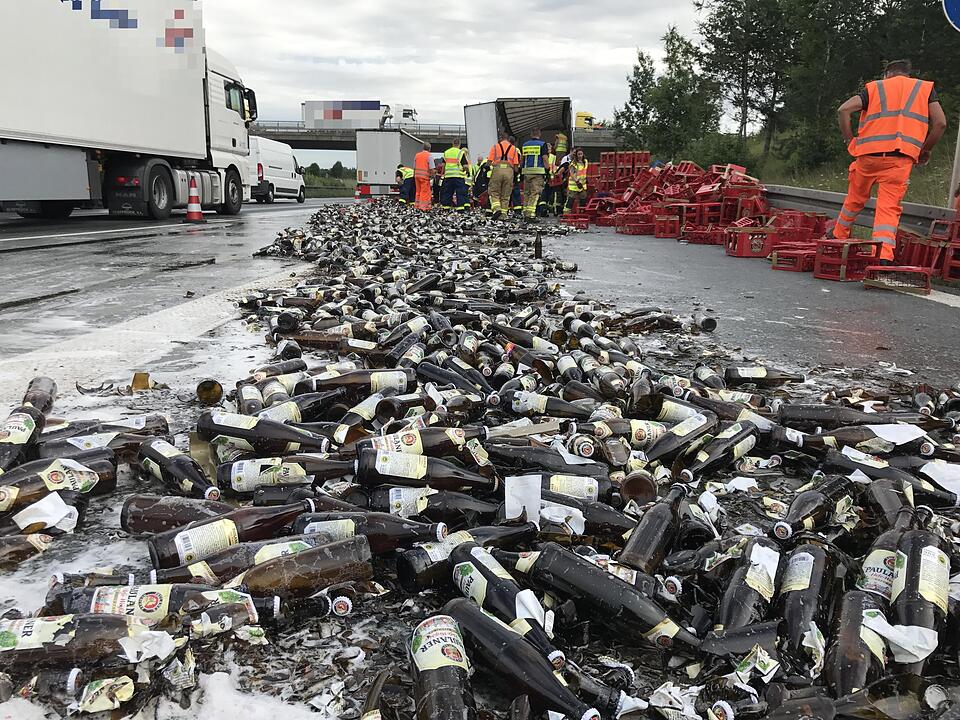 Laster verliert Ladung: Bier verteilt sich auf A9 bei Bad Berneck