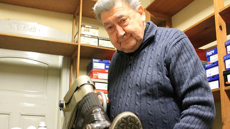 Was nicht passt, wird passend gemacht. Karl Mechtold steht noch oft an der handbetriebenen Maschine, mit der er Schuhe weiten kann, wenn sie dem Kunden zu klein oder eng sind. Foto: Dominic Buckreus