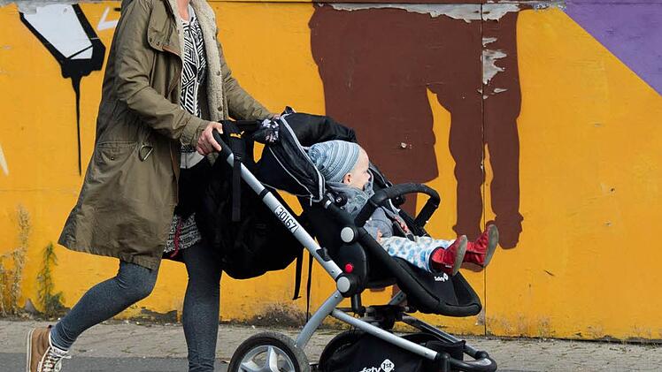 Eine Mutter war am Mittwoch mit ihrem Baby in Nürnberg unterwegs, als zwei Männer sie festhielten und das Kind mitnehmen wollten. Ein Zeuge griff ein. Symbolfoto: Julian Stratenschulte/dpa