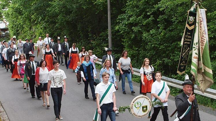 Die bisherige Schützenkönigin Anna Kuchlbauer wurde zusammen mit dem Jugendkönig Erik Schnell von daheim abgeholt und zum Schützenplatz geleitet.Alfred Thieret