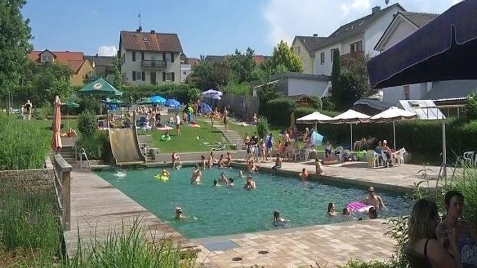 Das Natur-Schwimmbad Aura verzeichnet in diesem Jahr mit 8000 Gästen einen Rekordbesuch, der das Defizit minimierte.