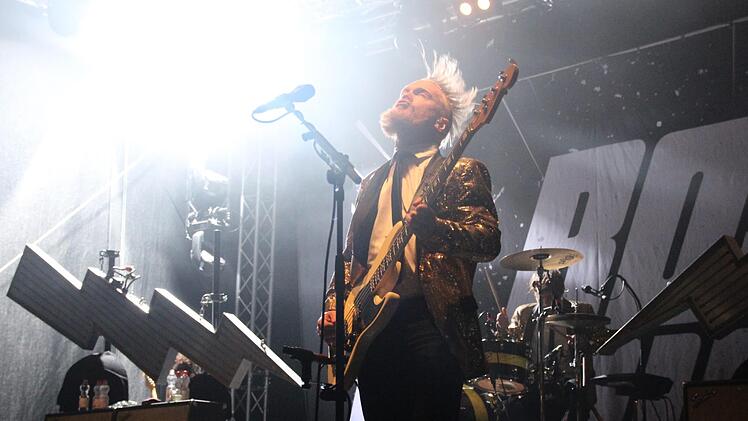 Jonas Almen von Royal Republic. Die schwedische Rockband war am Samstag 2018 Headliner auf der "Lutzi".Johannes Schlereth
