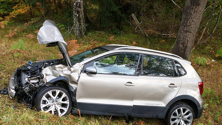 Frontalzusammenstoß auf B8: Am Donnerstagnachmittag ereignete sich ein schwerer Unfall bei Feucht. Foto: NEWS5 / Friedrich