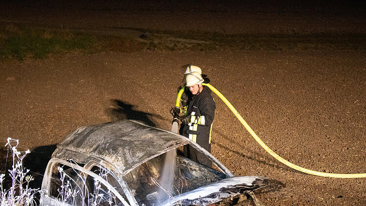 Vollbesetzter Kleinwagen verunfallt und brennt vollständig aus: Fünf Personen verletzt