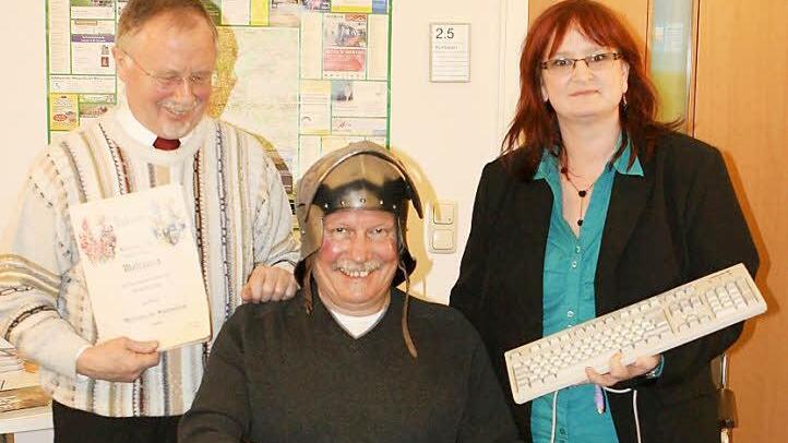 Erfolgreich im Dienst der VHS: Vesteführer Peter Gutzeit, Wolfgang Kunzelmann (Bereichsleiter Junge VHS) und Daniela Herbst, bei der man das Zehn-Finger-Tastenschreiben erlernen kann. Fotos: Christiane Lehmann