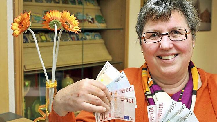 Seit fast vier Jahrzehnten hält Doris Krapp als närrische Schatzmeisterin das Geld zusammen und die Karnevalsvereinigung damit auf erfolgreichem Sparkurs.  Fotos: fp