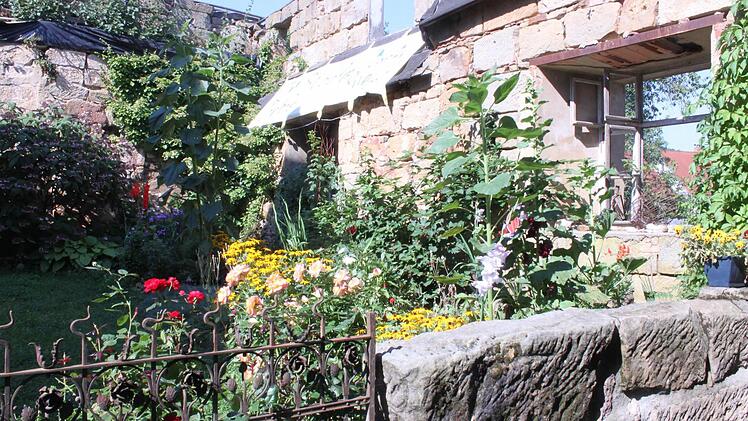 Der Garten ist liebevoll gepflegt. Die Nachbarn kümmern sich darum.