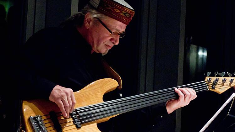 Rainer Glas am E-Bass Foto: Jochen Berger