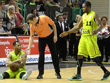 Bayreuth am Boden: Die Szene aus dem Heimspiel gegen Berlin symbolisiert den gestrigen Auftritt der Wagnerstädter in Braunschweig. Trevon Hughes (links) war mit 17 Punkten Bester des Medi-Teams. Rechts Bryan Bailey (8 Punkte). Foto: Peter Mularczyk