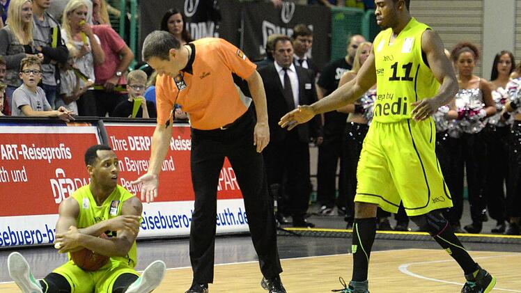 Bayreuth am Boden: Die Szene aus dem Heimspiel gegen Berlin symbolisiert den gestrigen Auftritt der Wagnerstädter in Braunschweig. Trevon Hughes (links) war mit 17 Punkten Bester des Medi-Teams. Rechts Bryan Bailey (8 Punkte). Foto: Peter Mularczyk
