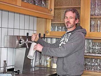 Gastronomiepächter Uwe Brendel langt auch mal selbst mit hin, wenn die Gäste hungrig oder durstig sind. Fleißige Helfer gehen ihm dabei natürlich zur Hand, damit alle Besucher schnell bedient werden können.  Foto: Sonja Werner