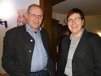 Glückswünsche zur erfolgreichen Nominierung von Birgit Erb gab es vom Kreuzbergallianz-Kollegen und Schönaus Bürgermeister Rudi Zehe.Foto: Marion Eckert